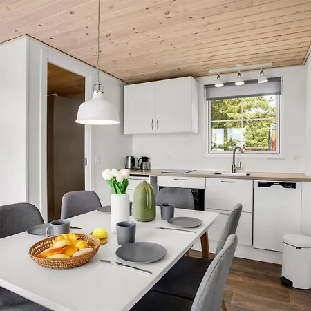 Dom wakacyjny Mattheus - 900m From The Sea By Interhome Bøtø By